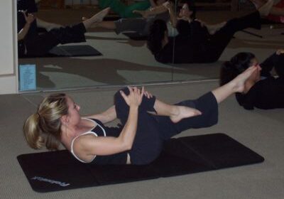 Mary single leg stretch Pilates session